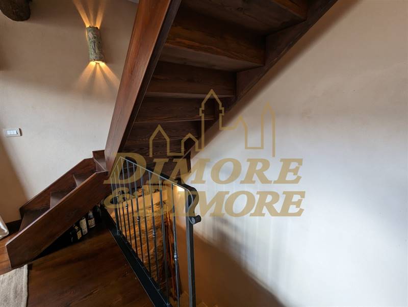 Scala che accede alla cucina.jpg