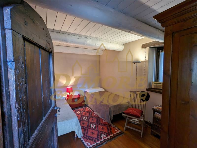 Camera da letto ospiti vicino alla sala.jpg