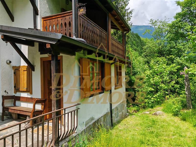 Esterno lato fiume.jpg