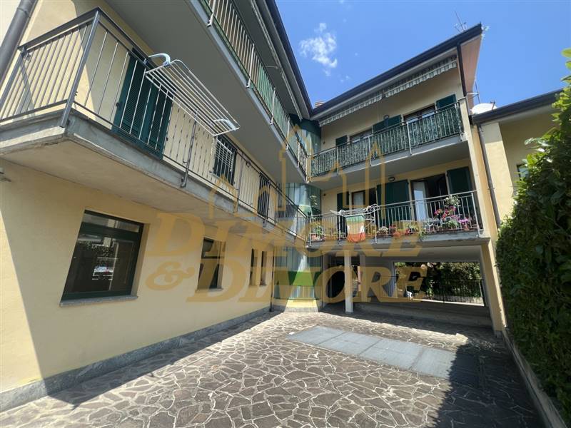 Edificio e balcone cortile interno
