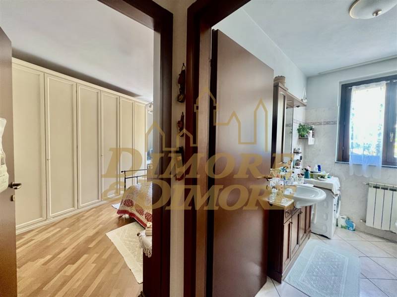 Sala da bagno e camera matrimoniale