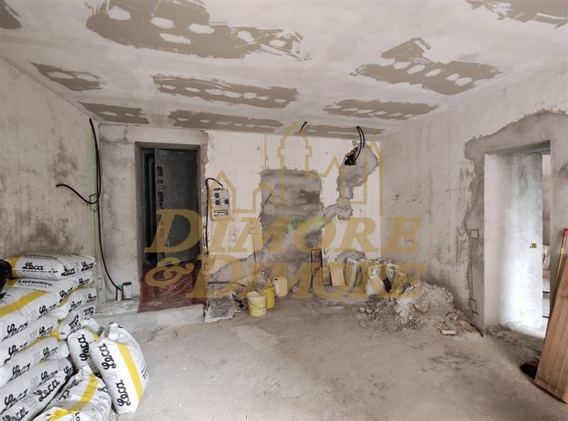 Ingresso e angolo cottura.jpg