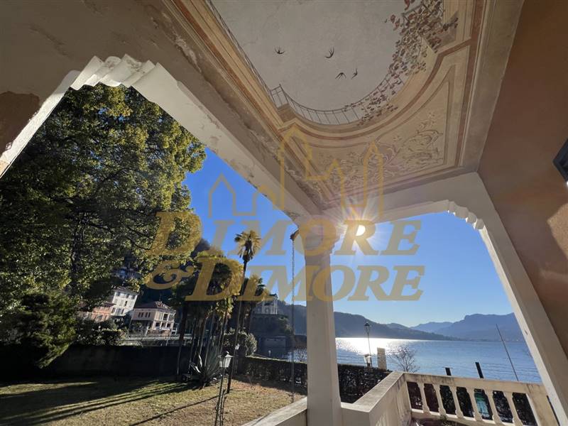 Portico con affreschi