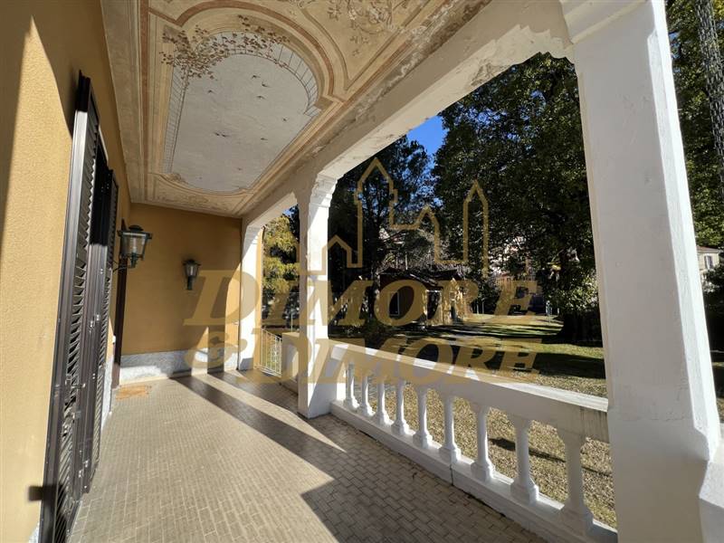 Portico con affreschi