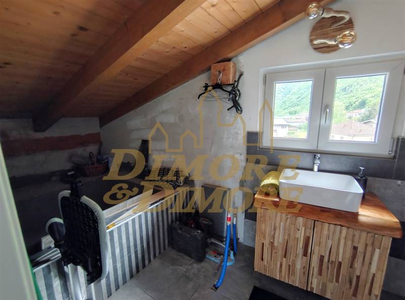 Secondo bagno con vasca.jpg