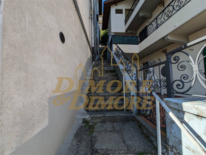 Scalinata che dal circolo sale alla casa.jpg