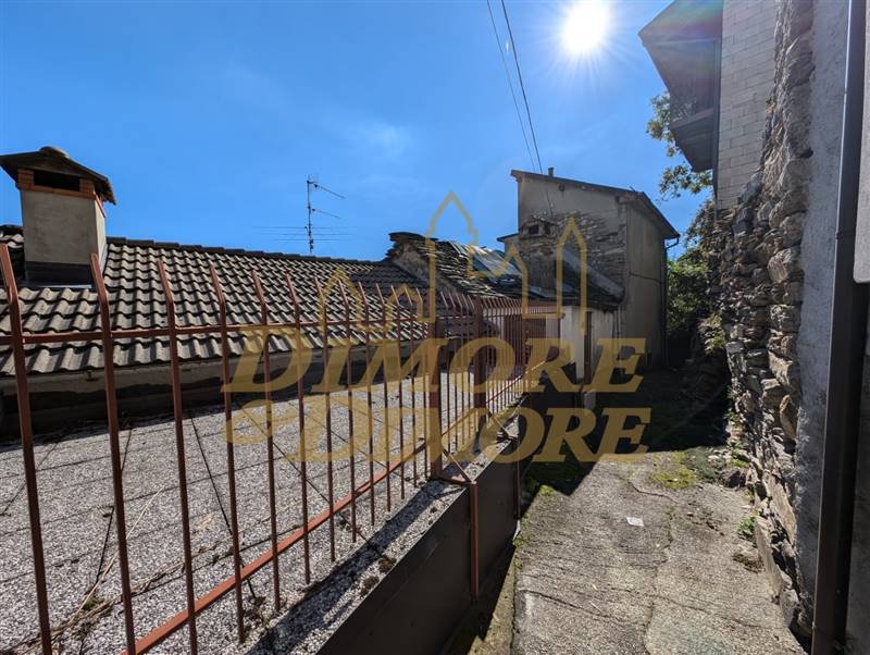 Terzo rustico con tetto da rifare.jpg