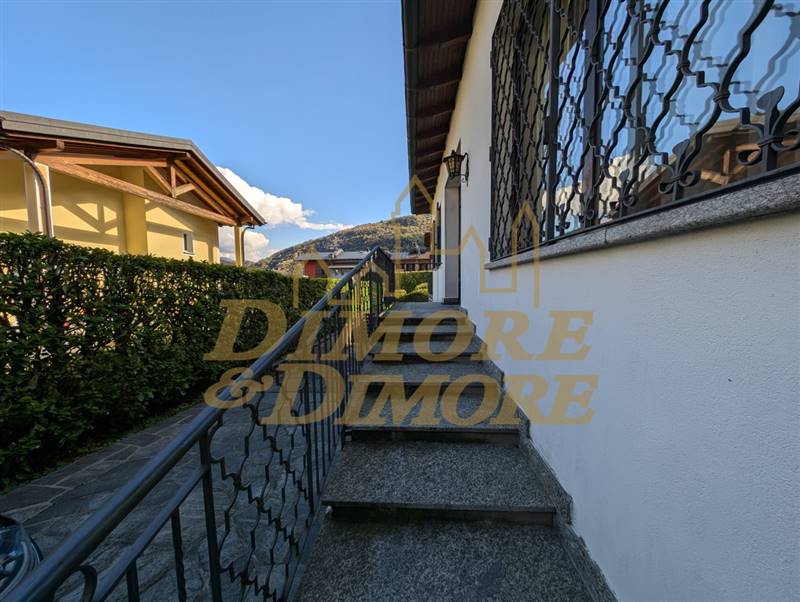 Gradini entrata principale casa.jpg