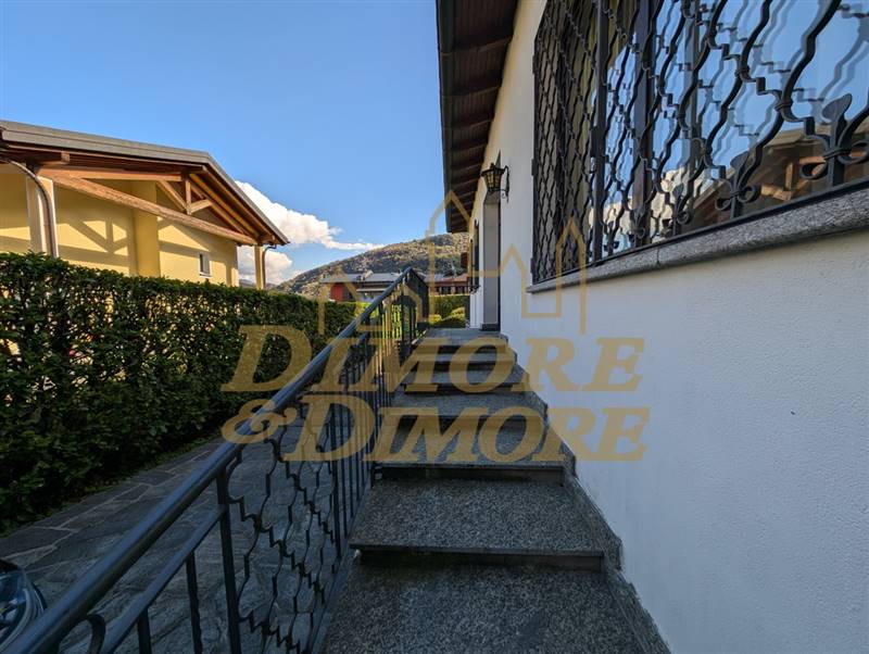 Gradini entrata principale casa.jpg