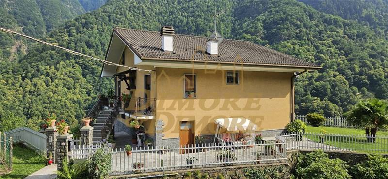 casa lato montagna.jpg