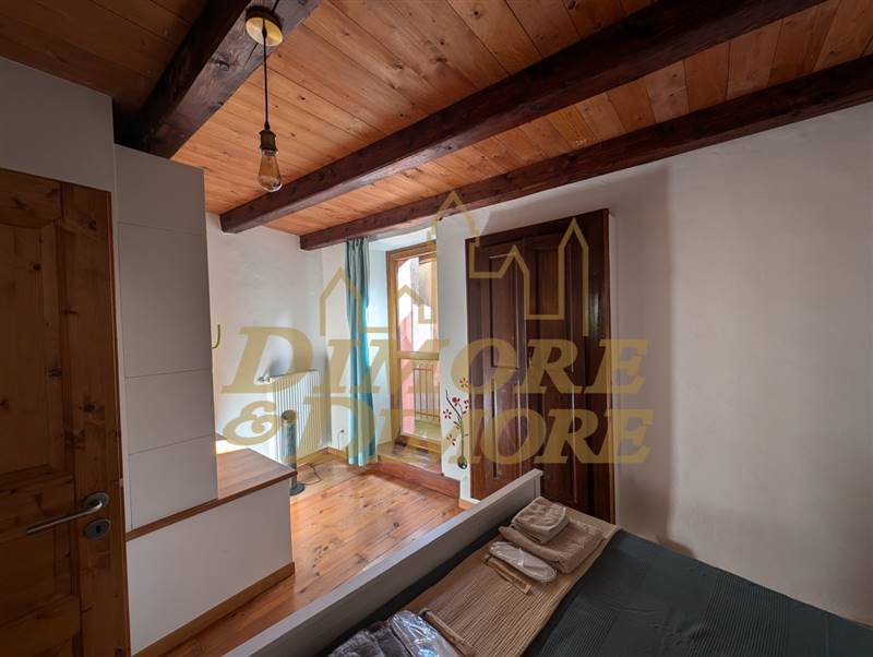 Camera da letto matrimoniale primo piano.jpg