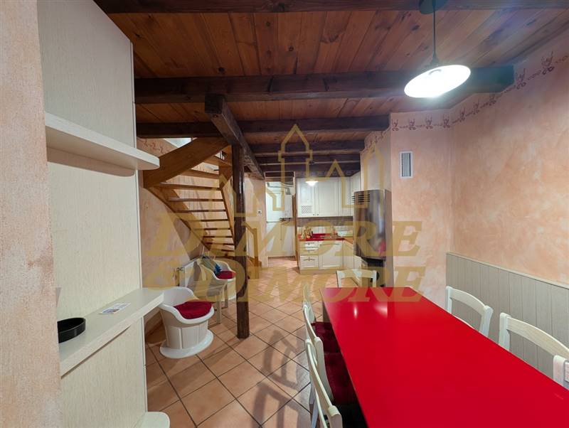 Zona giorno piano terra 2.jpg