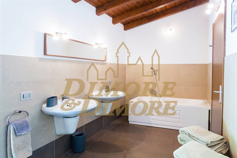 Villa Sereni ensuite.jpg