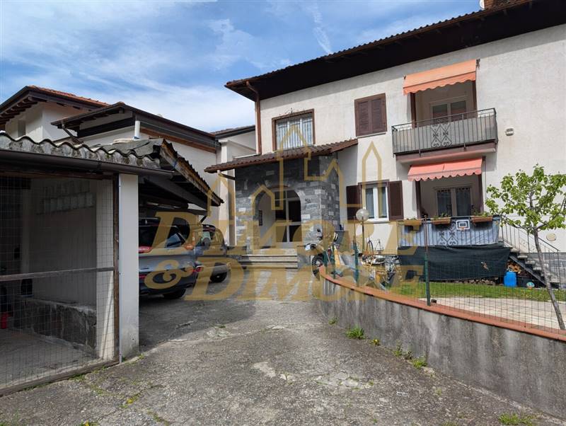 Foto ingresso e tettoia auto.jpg