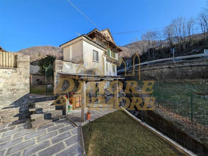 Esterno con tettoia di proprieta.jpeg