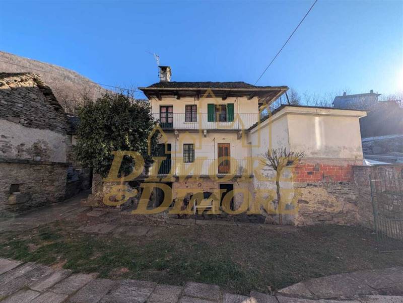 Esterno frontale vista ingressi.jpeg