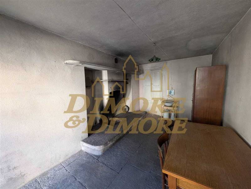 Cucina con camino primo piano.jpeg