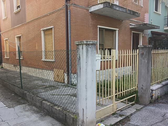 Trilocale da ristrutturare in zona Pantano a Pesaro