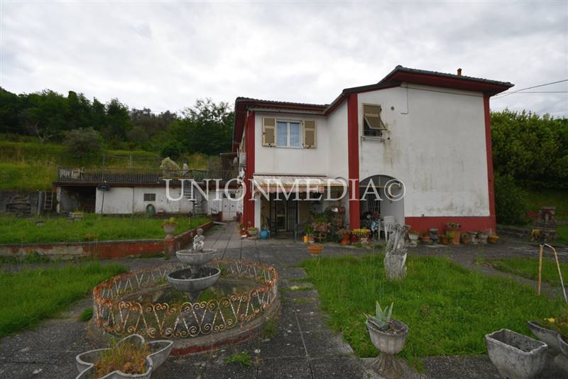 1 vezzano ligure casa indipendente villa giardino.