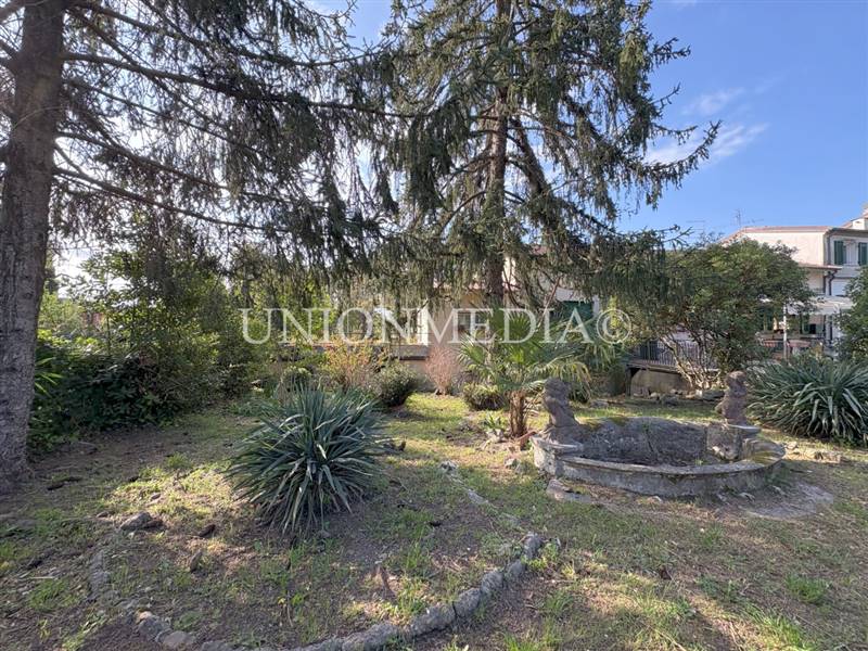 38 SARZANA CASA SEMINDIPENDENTE VILLETTA GIARDINO.