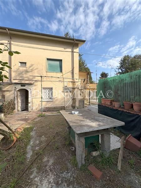 35 SARZANA CASA SEMINDIPENDENTE VILLETTA GIARDINO.