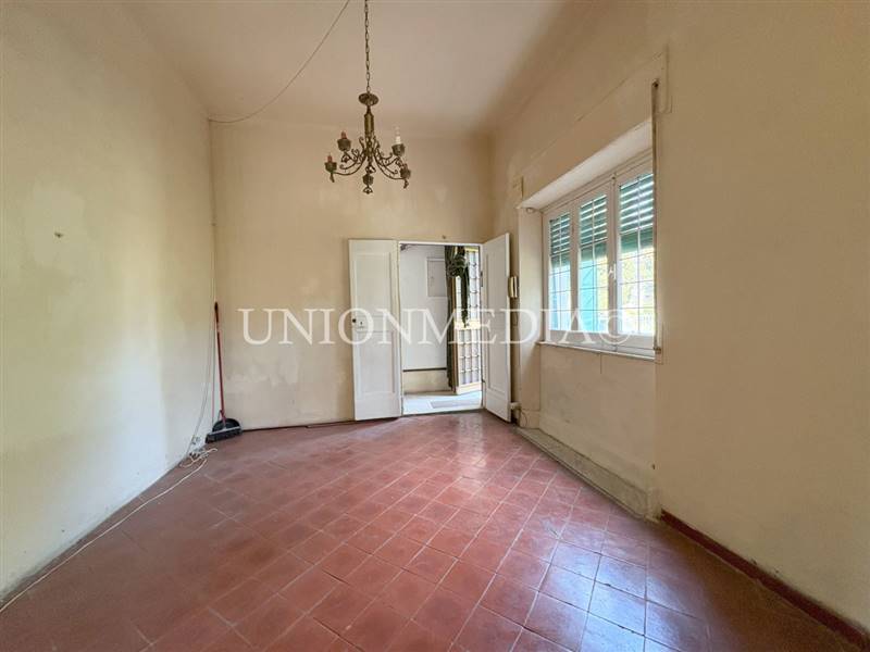 18 SARZANA CASA SEMINDIPENDENTE VILLETTA GIARDINO.