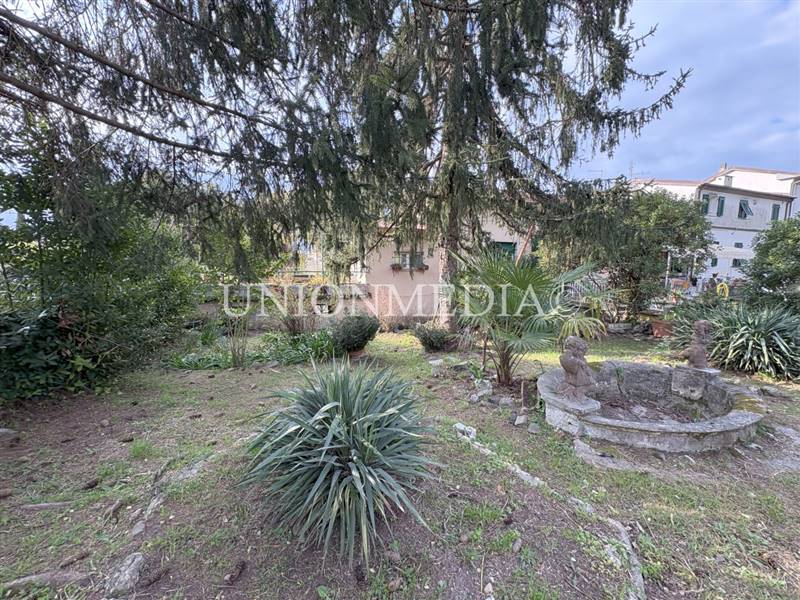 2 SARZANA CASA SEMINDIPENDENTE VILLETTA GIARDINO.j