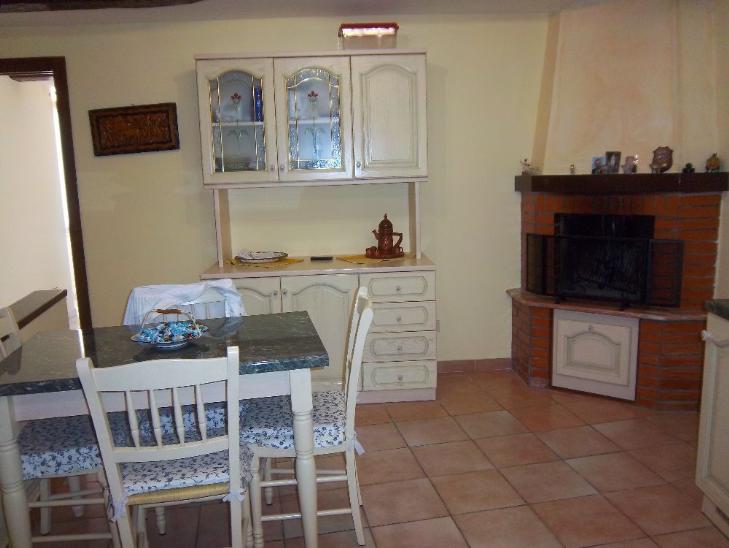 zona pranzo con caminetto