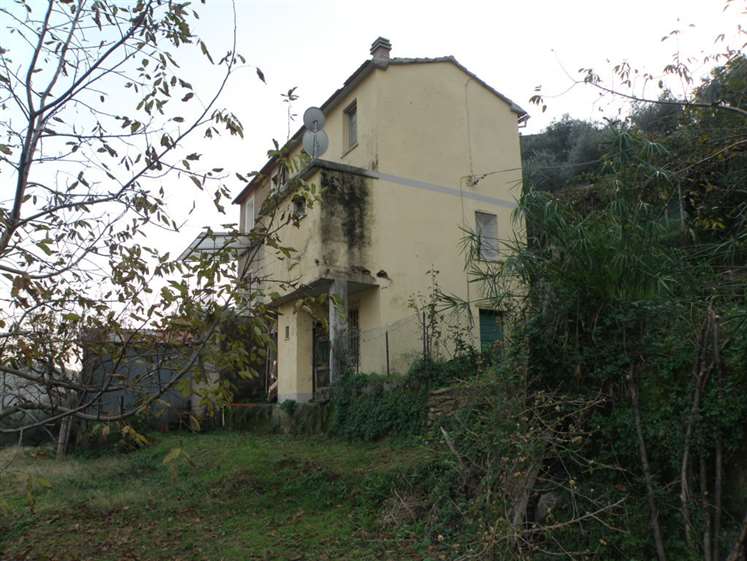 Casa semi indipendente da ristrutturare a Montignoso