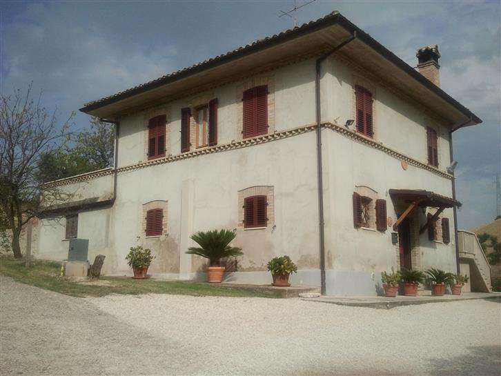 Rustico casale abitabile in zona Valle Senzana a Ascoli Piceno