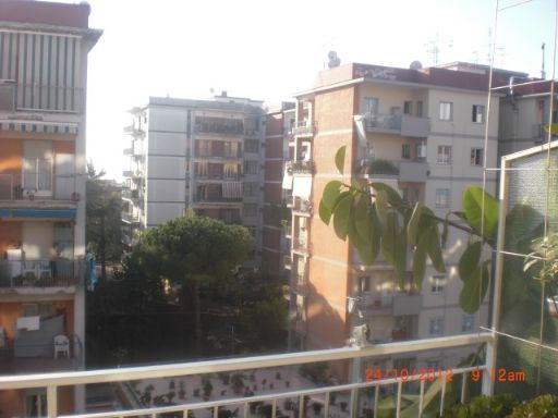 Appartamento in Viale Dei Pini in zona San Carlo Arena , Capodimonte a Napoli
