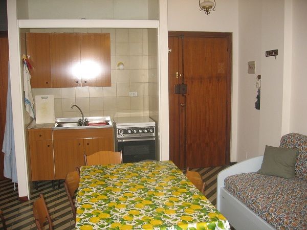 zona giorno con angolo cottura