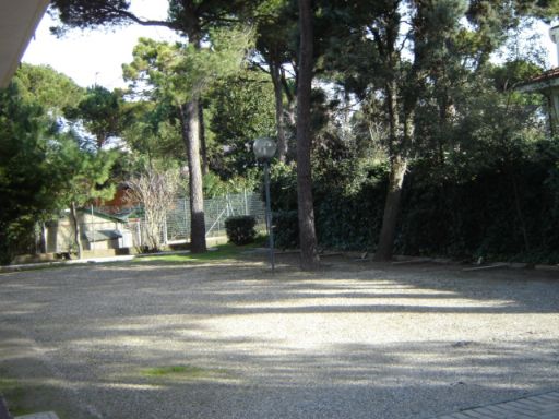 posti auto nell'area cortiliva