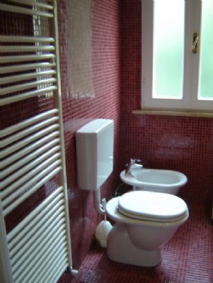 bagno con termo arredo e sanitari