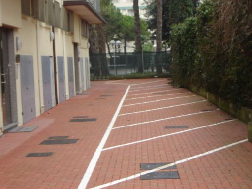 area cortiliva con posto auto