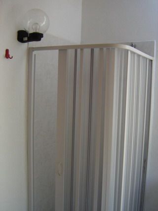 2° box doccia in giardino dietro