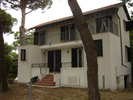 vista esterna casa con giardino