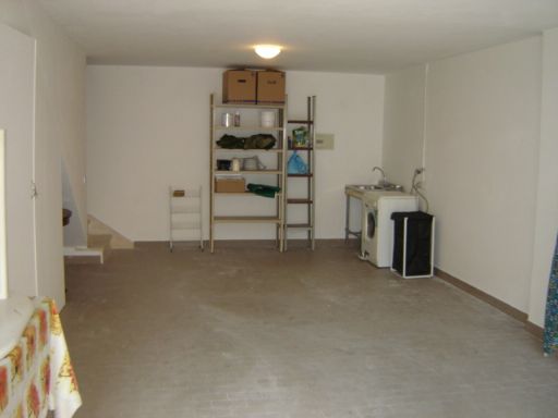 grande autorimessa e angolo lavanderia