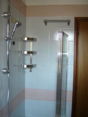 bagno particolare con vasca e box doccia