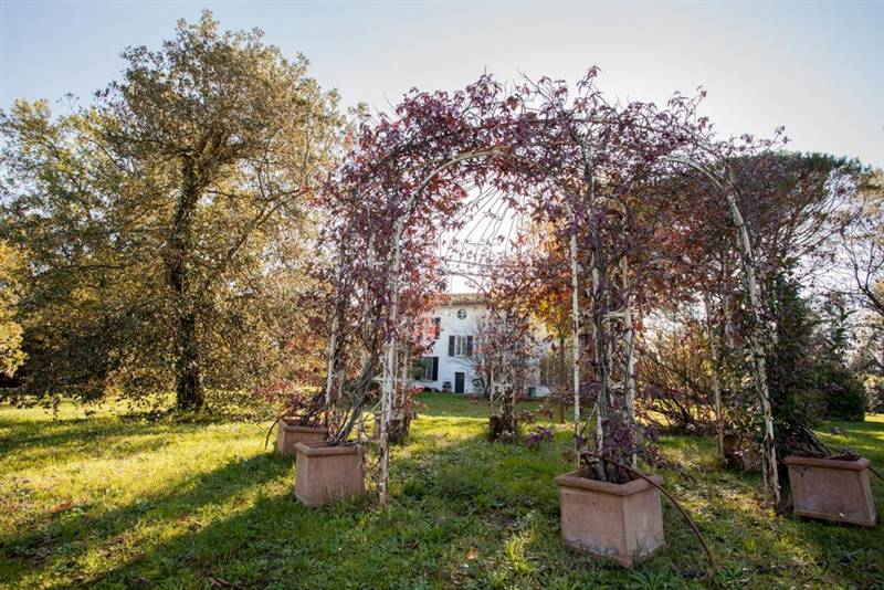 Fucecchio vendesi villa con parco