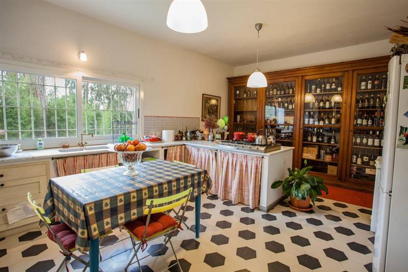 Fucecchio vendesi villa con parco