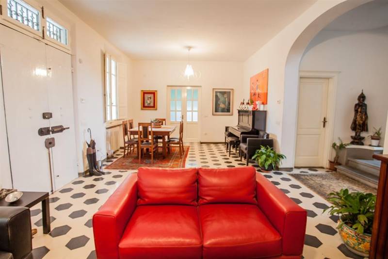 Fucecchio vendesi villa con parco