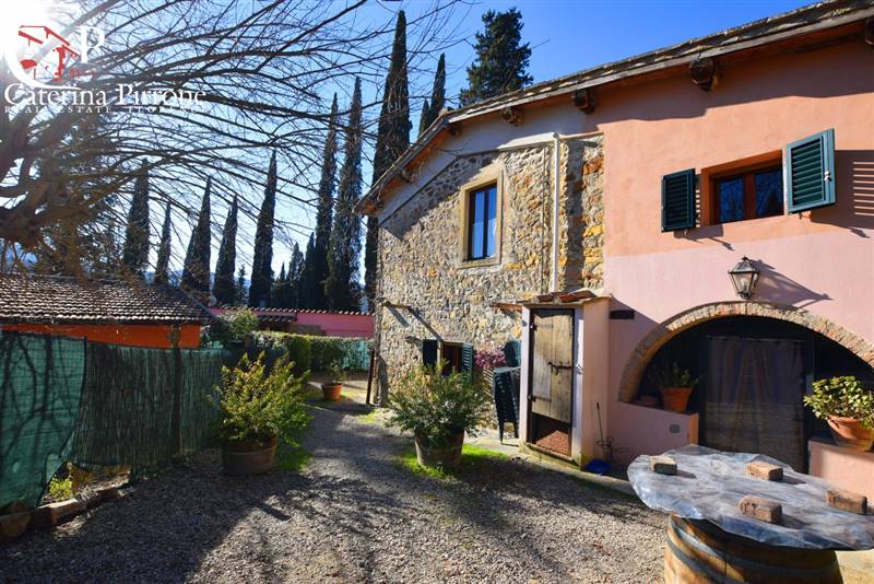 GREVE IN CHIANTI VENDESI PORZIONE DI COLONICA