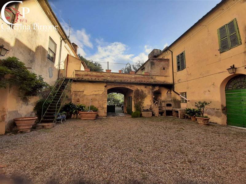 Vada vendesi villa da ristrutturare