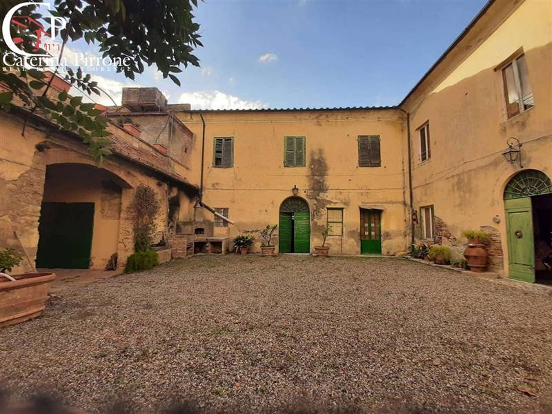 Vada vendesi villa da ristrutturare