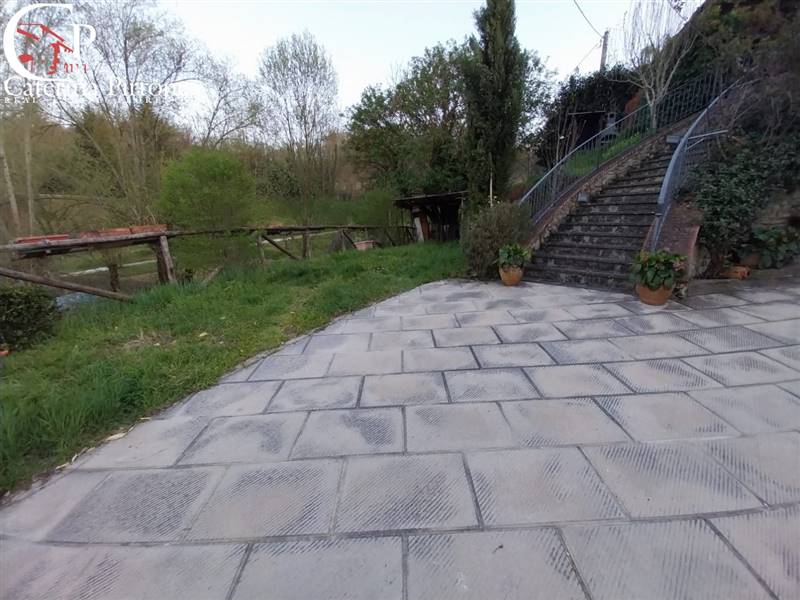 Vicchio vendesi porzione di colonica