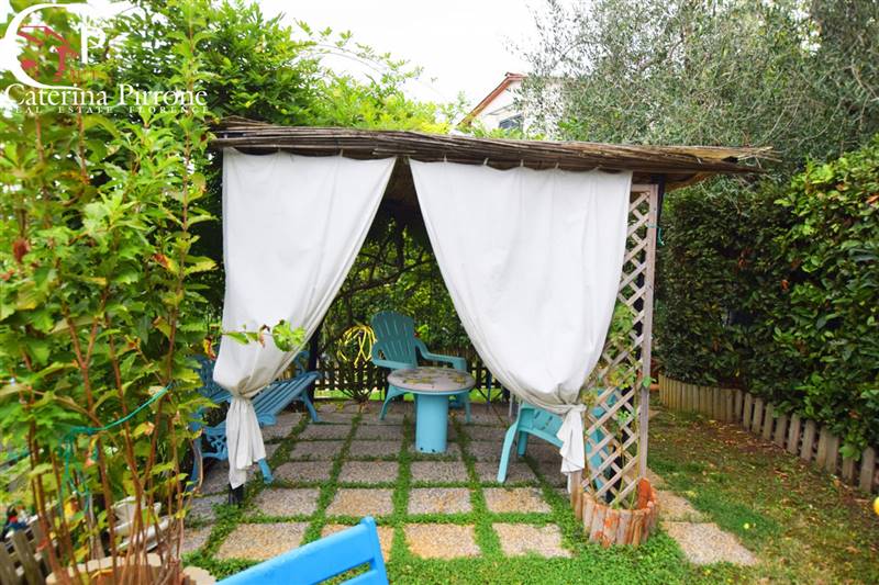 BIFAMILIARE INDIPENDENTE IN VENDITA CON GIARDINO