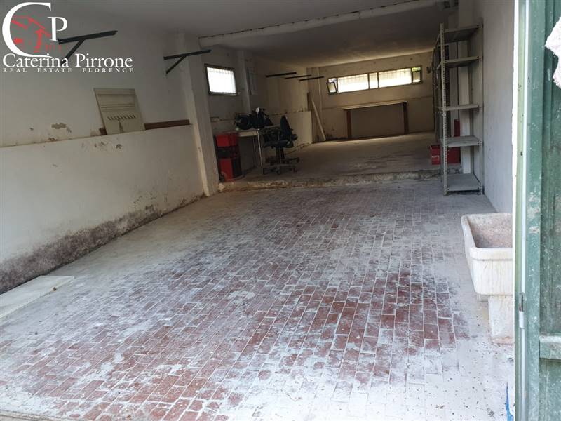 Firenze zona Gavinana vendesi ampio garage