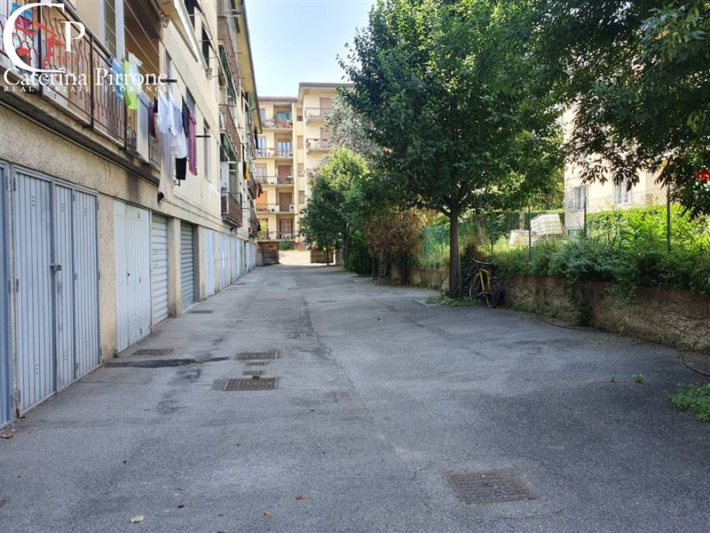 Firenze zona Gavinana vendesi ampio garage