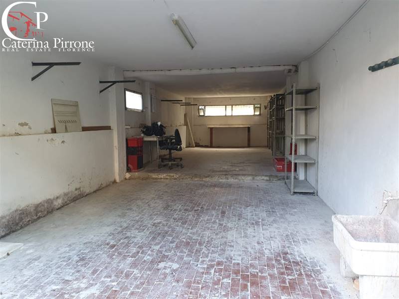 Firenze zona Gavinana vendesi ampio garage